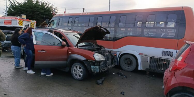 Colisión múltiple deja una persona lesionada y moviliza a equipos de emergencia en Punta Arenas
