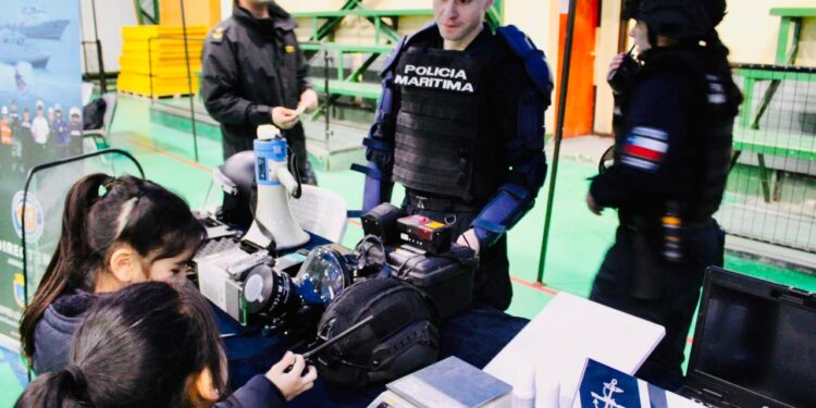 Más de 180 personas participaron en la Feria de Organismos de Emergencia y Desastres en Puerto Williams