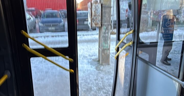 Fallas en buses del transporte público movilizan a Transportes, empresa atribuye problemas a las bajas temperaturas