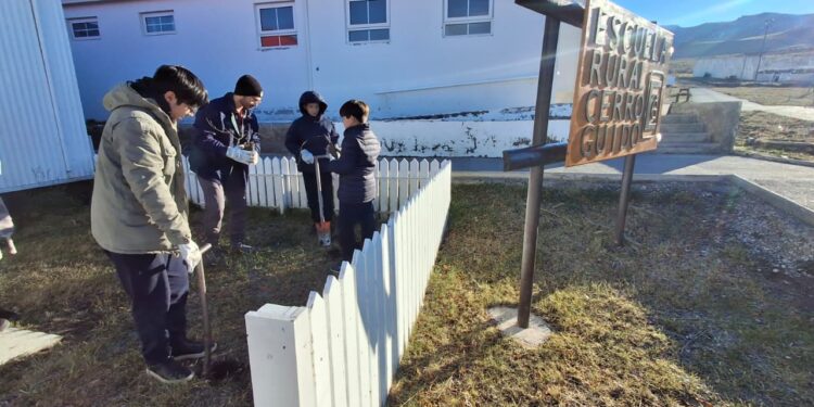 CONAF refuerza prevención de incendios forestales con jornada educativa en escuela rural de Cerro Guido