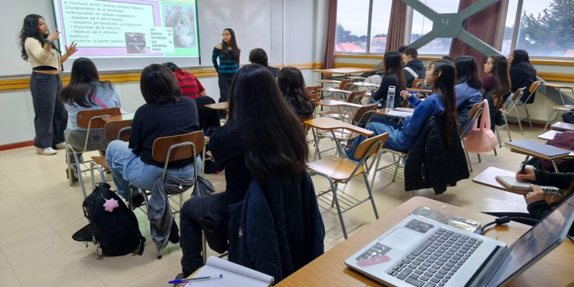 Estudiantes de Magallanes fortalecen habilidades de debate en campamento de invierno realizado en la UMAG