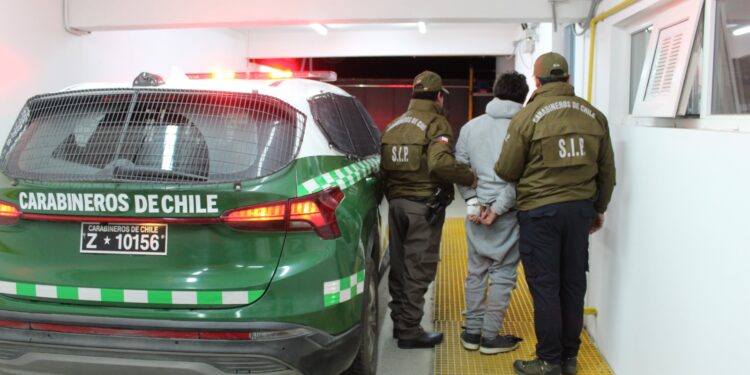 Menor de 14 años es detenido tras violento robo de vehículo y una serie de delitos en Punta Arenas