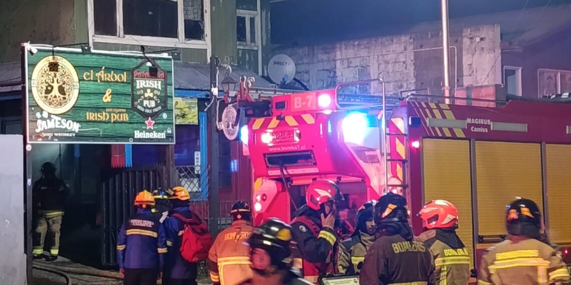 Incendio destruye conocido pub «El Árbol» y moviliza a seis compañías de Bomberos en Punta Arenas