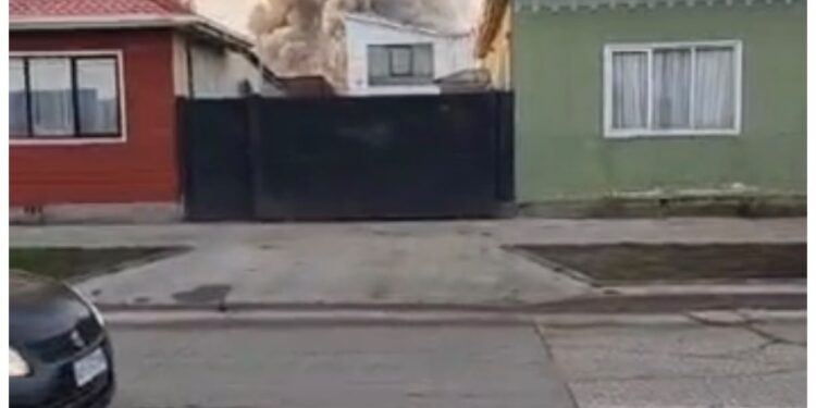 Bomberos moviliza tres unidades por emergencia estructural en el centro de Punta Arenas