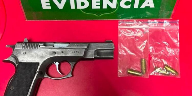 Carabineros de Puerto Natales detiene a menor de edad que portaba arma de fuego y municiones en la vía pública