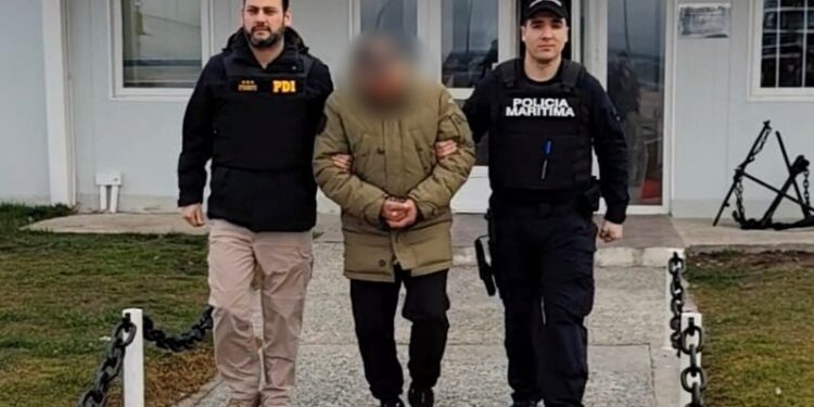 Operativo conjunto de Policía Marítima y PDI en Tierra del Fuego deja dos detenidos con órdenes vigentes