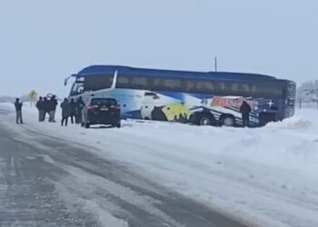 Bus con pasajeros se sale de la Ruta 9 Norte en medio de intensa nevada, no hubo lesionados