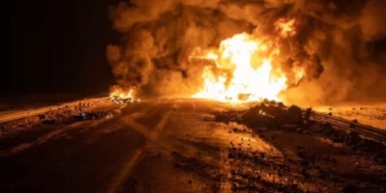 Violento choque e incendio de dos camiones paraliza la Ruta Nacional 3 en Santa Cruz, ambos conductores sobrevivieron