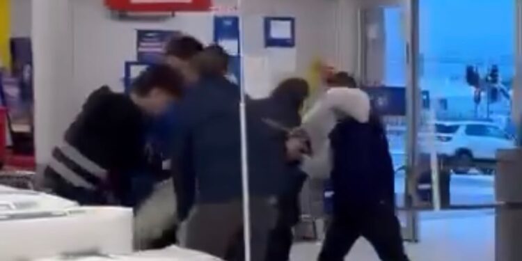 Violento intento de robo en local comercial, delincuentes regresaron armados y atacaron con piedras a trabajadores