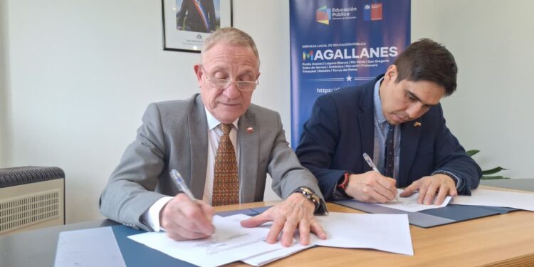 Seremi de Educación regulariza uso de edificio tras 50 años y proyecta millonario plan de conservación
