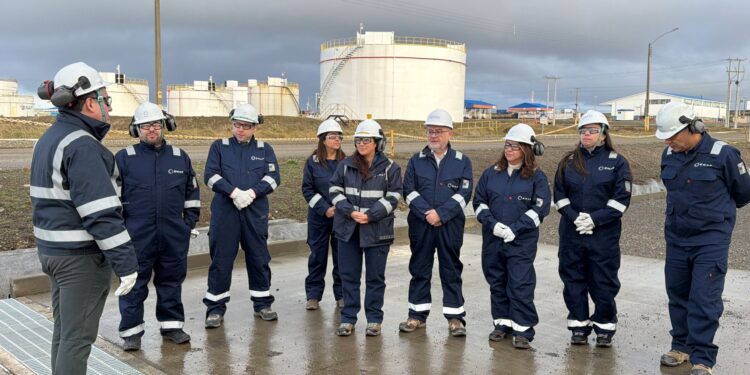 Seremis de Economía y Energía conocen en terreno operaciones de ENAP Magallanes y destacan su aporte al desarrollo regional