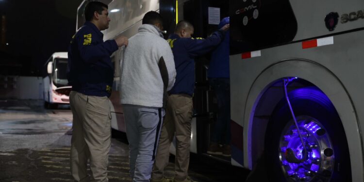 PDI expulsa de Chile a ciudadano colombiano condenado por microtráfico en Puerto Natales