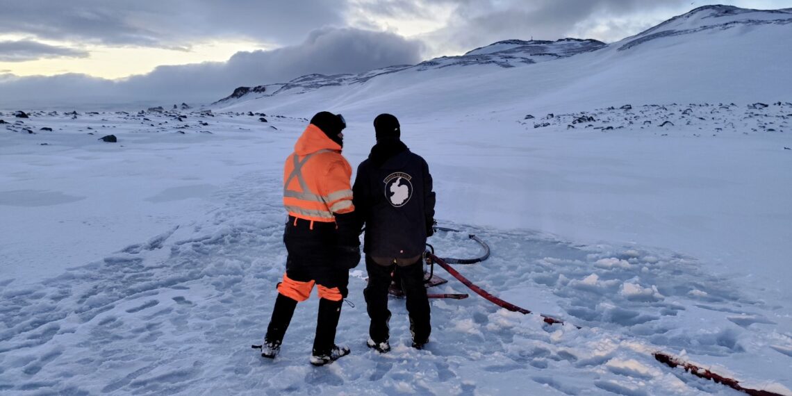 Dotación de la Base Prat realiza vital operación de abastecimiento de agua en la Antártica bajo condiciones extremas