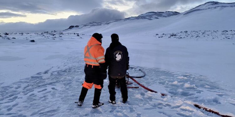 Dotación de la Base Prat realiza vital operación de abastecimiento de agua en la Antártica bajo condiciones extremas
