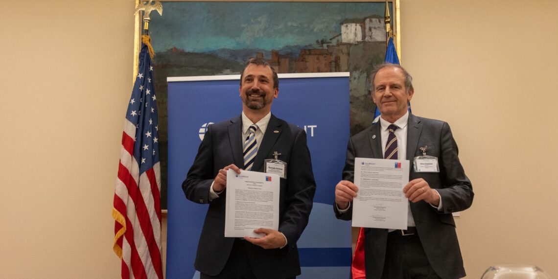 INACH y Comisión Fulbright firman histórico acuerdo para fortalecer la investigación científica en la Antártica