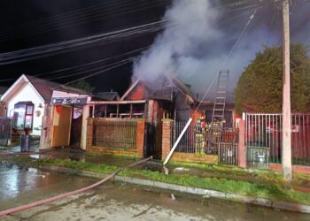 Fatal incendio deja un fallecido, un lesionado y tres viviendas afectadas en Punta Arenas