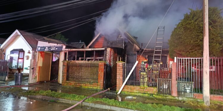 Fatal incendio deja un fallecido, un lesionado y tres viviendas afectadas en Punta Arenas