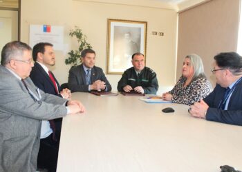 Hospital Clínico de Magallanes y Gendarmería renuevan convenio para fortalecer la reinserción social