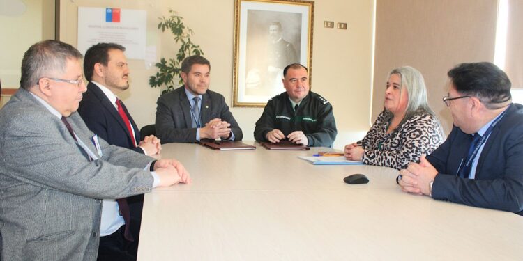 Hospital Clínico de Magallanes y Gendarmería renuevan convenio para fortalecer la reinserción social