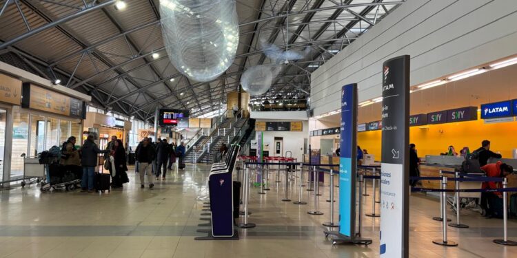 Detienen a pasajero tras afirmar que llevaba una bomba en su maleta en aeropuerto de Punta Arenas