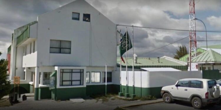 Vecinos ayudan a detener a sujeto acusado de robo con violencia contra conductor de taxi colectivo en Punta Arenas