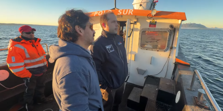 Seremi de Economía visita centros de cultivo de AquaChile y destaca aporte de la salmonicultura en Magallanes