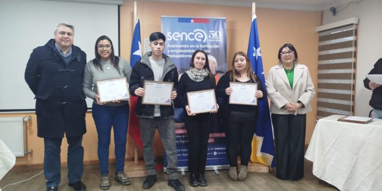 Personas de Puerto Natales se certifican en operación de grúa horquilla con licencia Clase D
