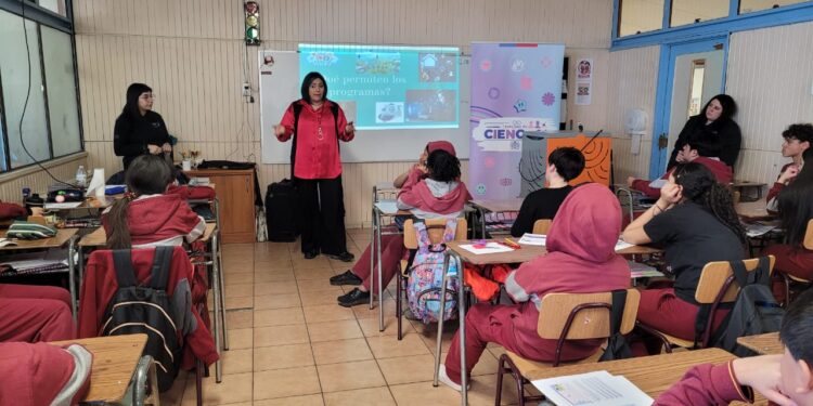 Explora Magallanes lleva actividades de ciencia e innovación a establecimientos educacionales de Puerto Natales