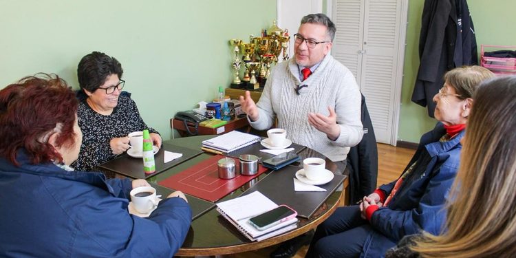 Delegado Rodolfo Moncada se reúne con nueva directiva del Club del Adulto Mayor Rosa Yagán