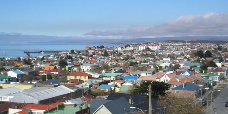 Hombre resulta gravemente golpeado durante violento asalto en pleno centro de Punta Arenas