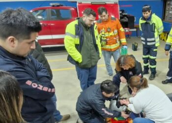 Cuerpo de Bomberos de Porvenir encabeza jornada de capacitación en rescate vehicular de cara al Gran Premio de la Hermandad.