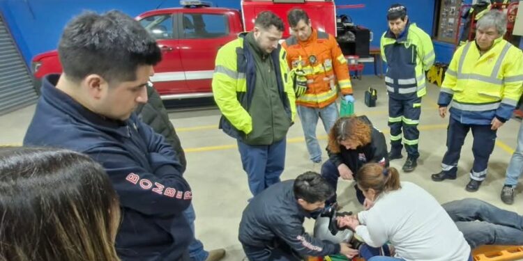 Cuerpo de Bomberos de Porvenir encabeza jornada de capacitación en rescate vehicular de cara al Gran Premio de la Hermandad.