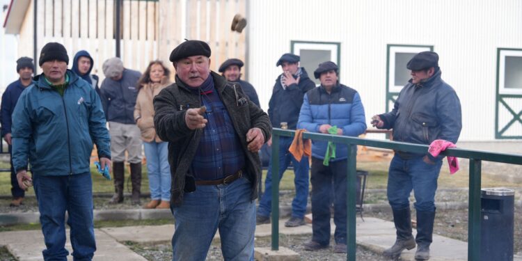 Río Verde revive la tradición del juego de la taba con encuentro cultural en Isla Riesco