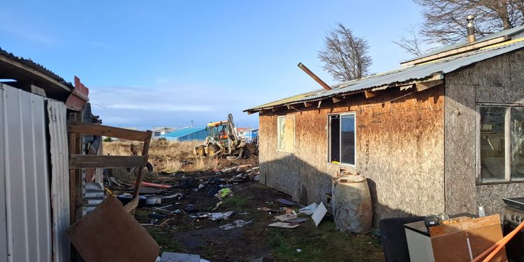 Minvu inicia retiro de escombros y proceso de relocalización de familias de la Toma Lautaro en Punta Arenas