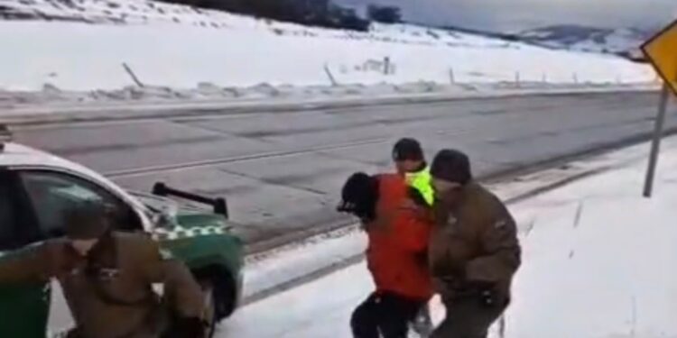Detienen a sujeto que robó vehículo mientras era calentado en Puerto Natales