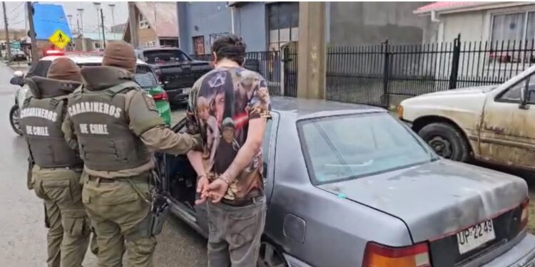 Detienen a conductor armado con un cuchillo durante fiscalización en población Nelda Panicucci