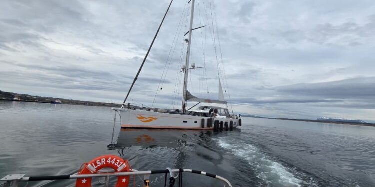 Incautan yate británico en Puerto Natales tras detectar presuntas actividades turísticas no autorizadas