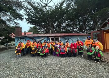 Niñas y niños del Jardín Infantil Caperucita Roja participaron en excursión para avistar delfines australes