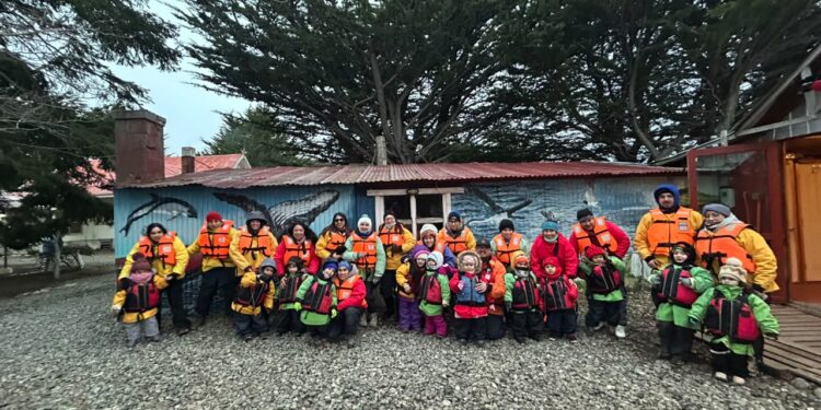 Niñas y niños del Jardín Infantil Caperucita Roja participaron en excursión para avistar delfines australes