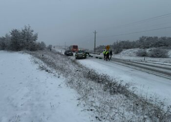 Accidente en la curva Llanuras de Diana obliga a interrumpir tránsito por acumulación de nieve