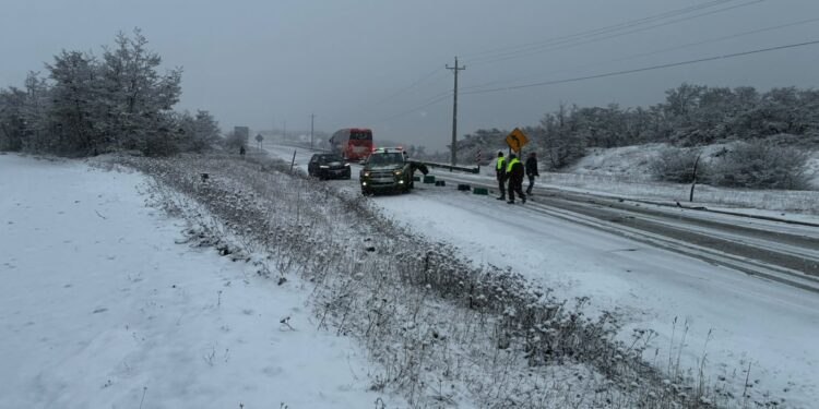 Accidente en la curva Llanuras de Diana obliga a interrumpir tránsito por acumulación de nieve
