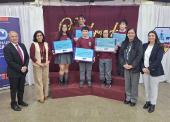 Beca TIC 2026, entregan 63 computadores a estudiantes de Porvenir y Primavera