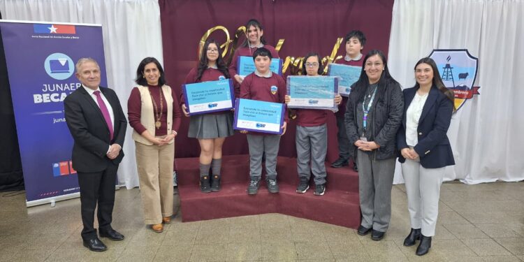 Beca TIC 2026, entregan 63 computadores a estudiantes de Porvenir y Primavera