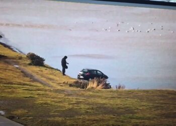 Vehículo termina parcialmente sumergido en el Estrecho de Magallanes tras perder el control