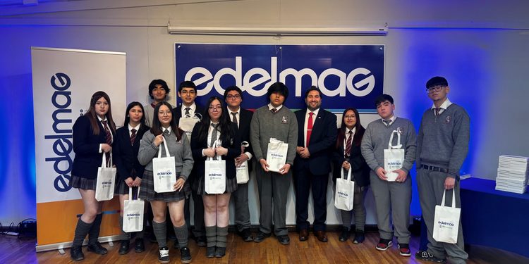 EDELMAG entrega tablets y kits de herramientas a estudiantes de liceos técnico-profesionales de Magallanes