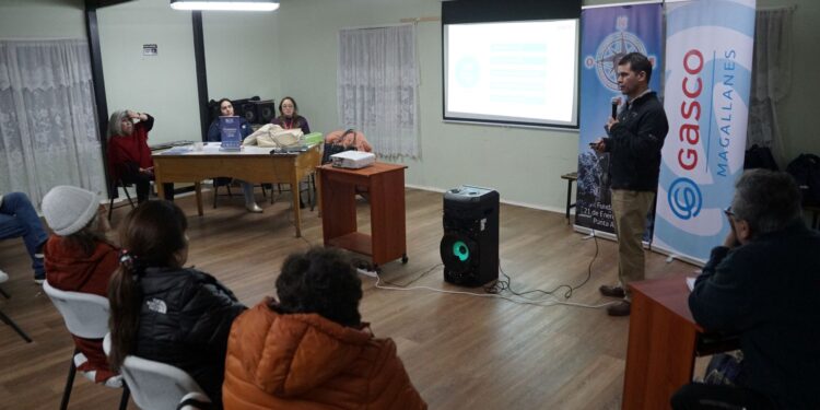GASCO Magallanes y SEC explican a dirigentes vecinales proceso de normalización de medidores de gas