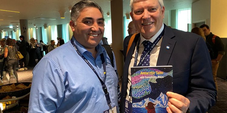 Libro creado por estudiantes chilenos llega a la principal conferencia mundial de ciencia antártica