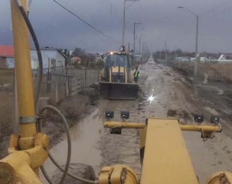 Operativo municipal: Maquinaria pesada repara y acondiciona el Camino Los Huertos en respuesta a demandas vecinales.