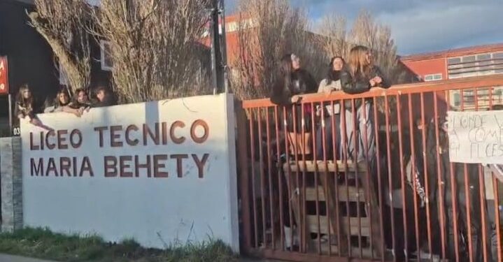 Estudiantes del Liceo María Behety mantienen movilizaciones y exigen la devolución de sus espacios recreativos.