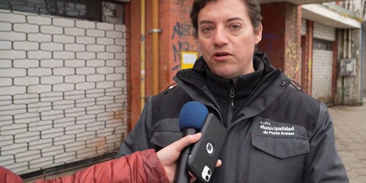 Municipio gestiona retiro de persona en situación de calle y realiza limpieza de espacio público
